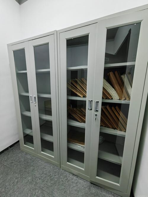 教师办公室堆满培训证书的储物柜