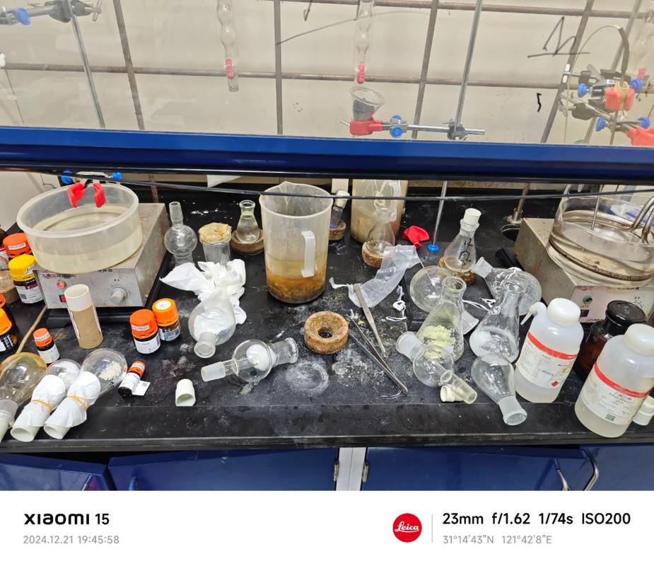 实验室精密玻璃仪器与脏乱工厂管道对比