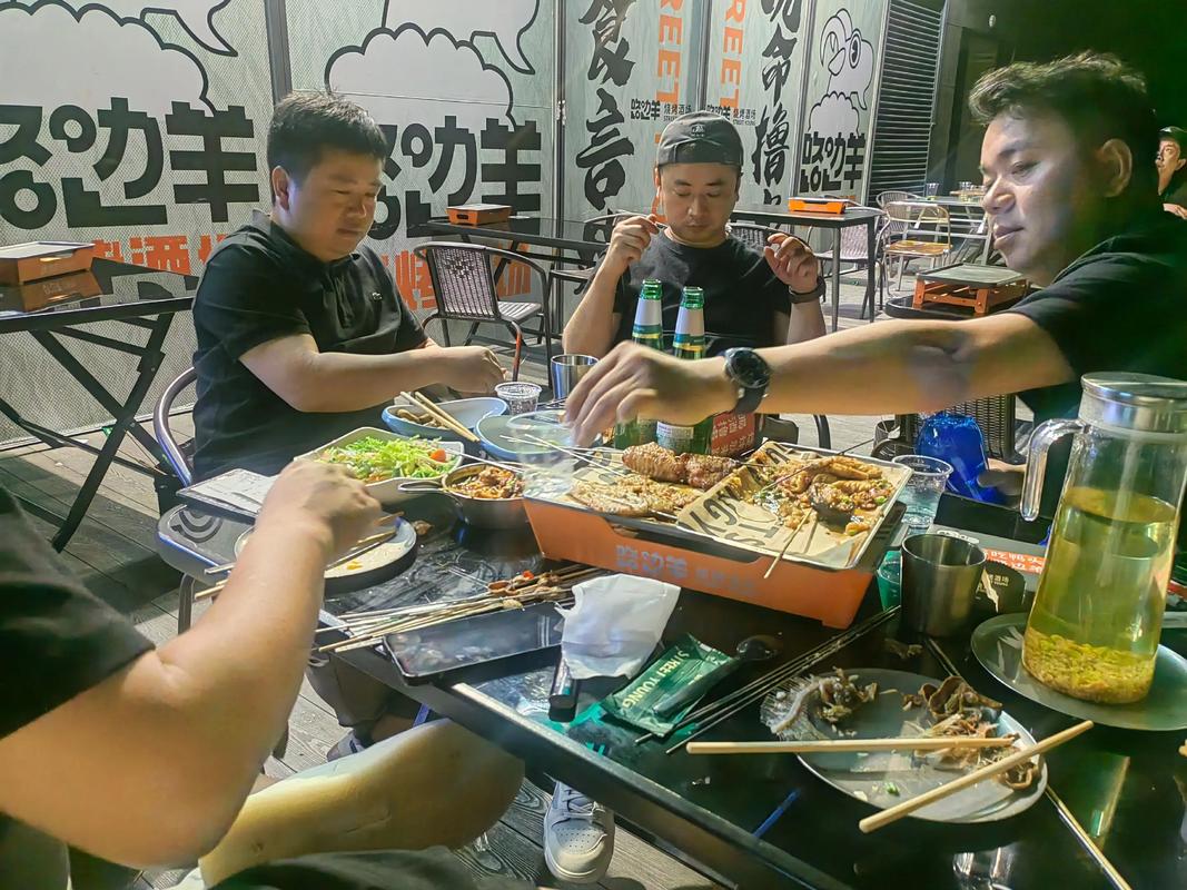 主播深夜路边摊与同行聚餐吐槽