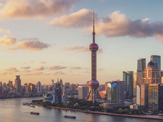 上海东方明珠广播电视塔俯瞰黄浦江日落风景