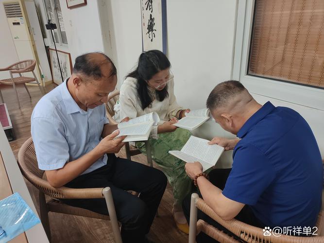 律师喝茶整理卷宗中年人背影
