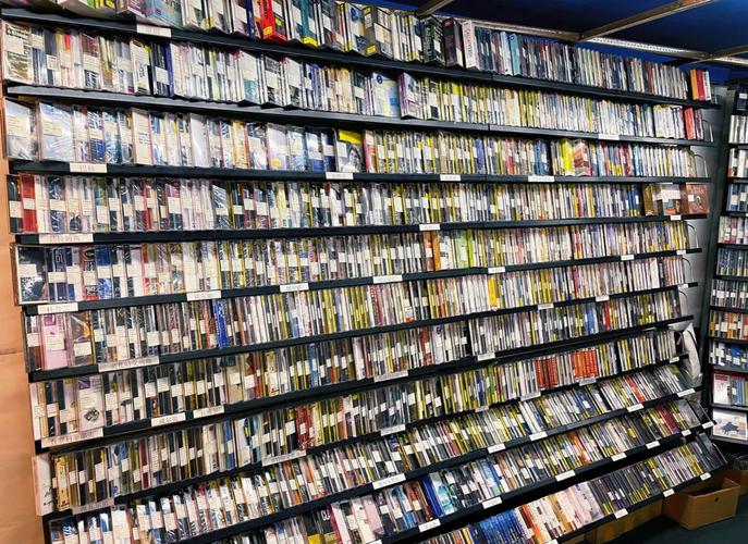 二手CD店内堆满光盘的货架 怀旧氛围