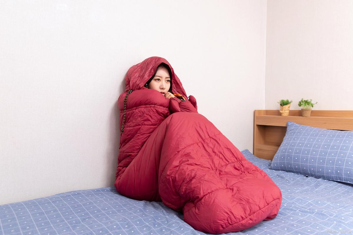 青年熬夜后周末裹着被子补觉的实拍场景图