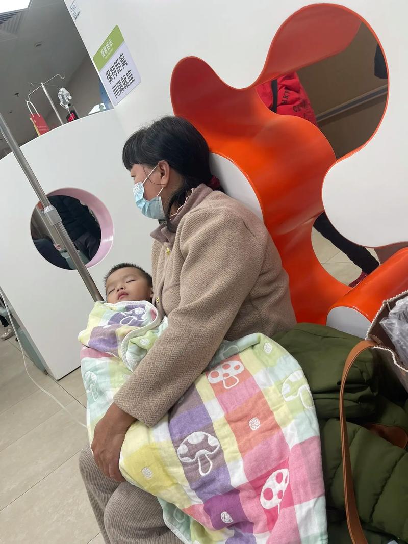 小朋友抱着生病宠物悲伤场景图