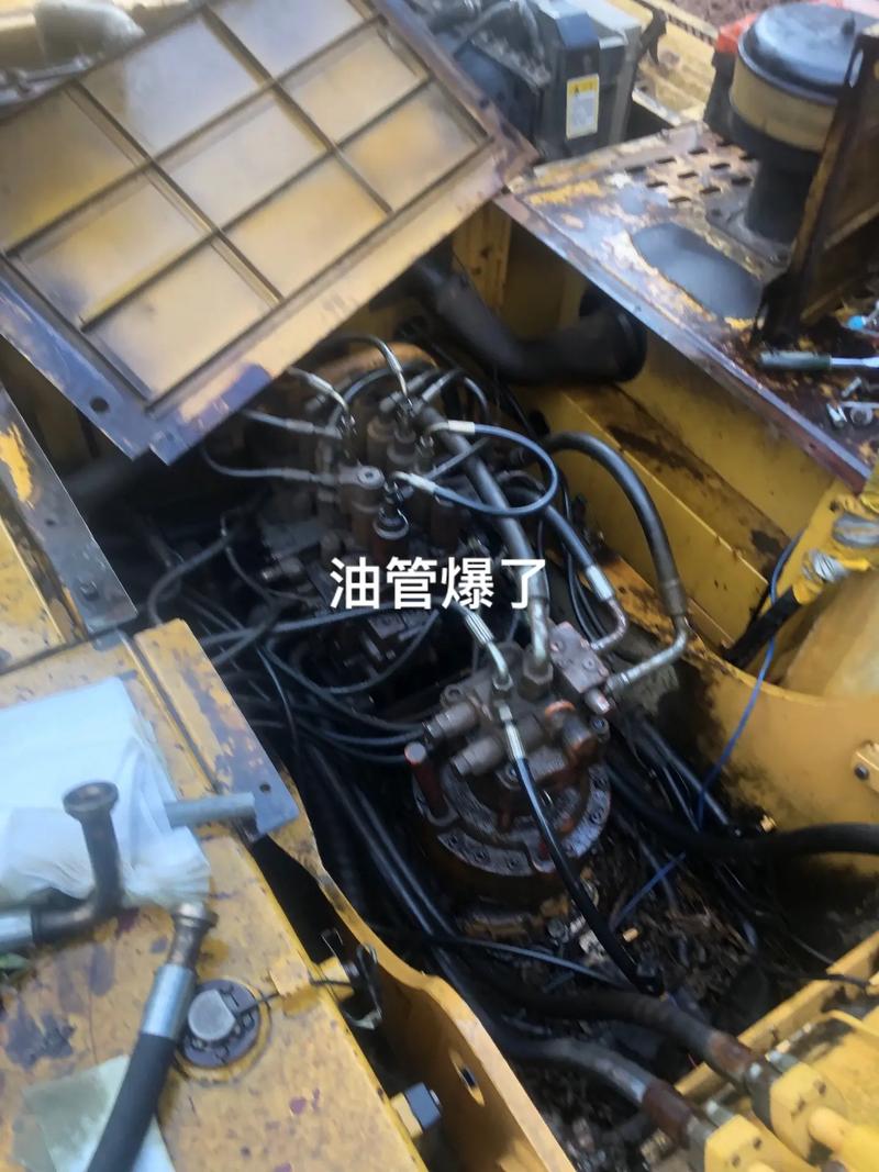 工业注塑机液压系统带气老化开裂油管实拍