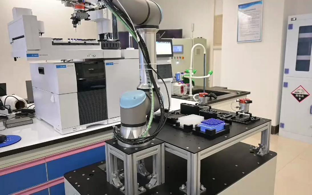 MIT实验室CRESt机器人自主操作化学试剂瓶场景