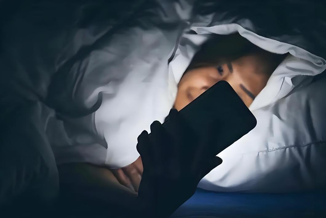 深夜窝在床上刷搞笑视频的手机实拍