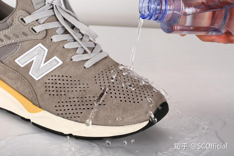 防水喷雾使用在皮鞋上