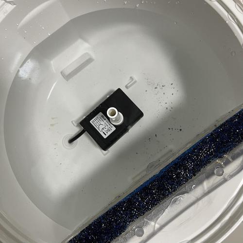 拆开后内壁附着滑溜溜生物膜的旧猫饮水机特写