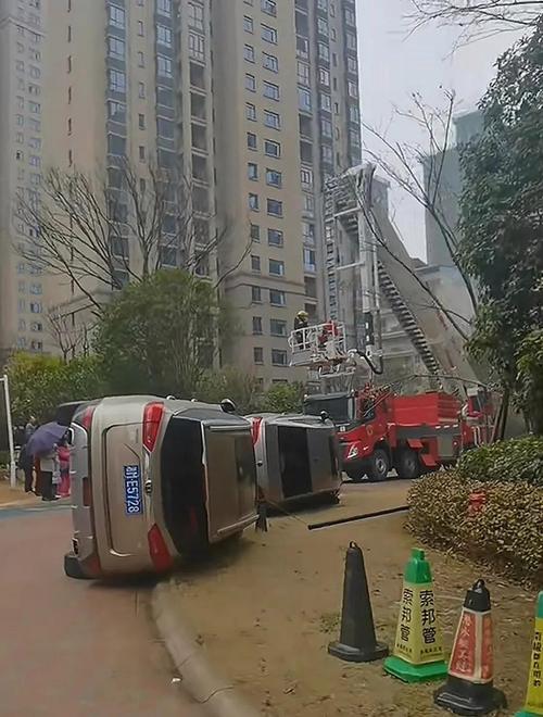 消防车被小区占用消防通道私家车挡住实拍图