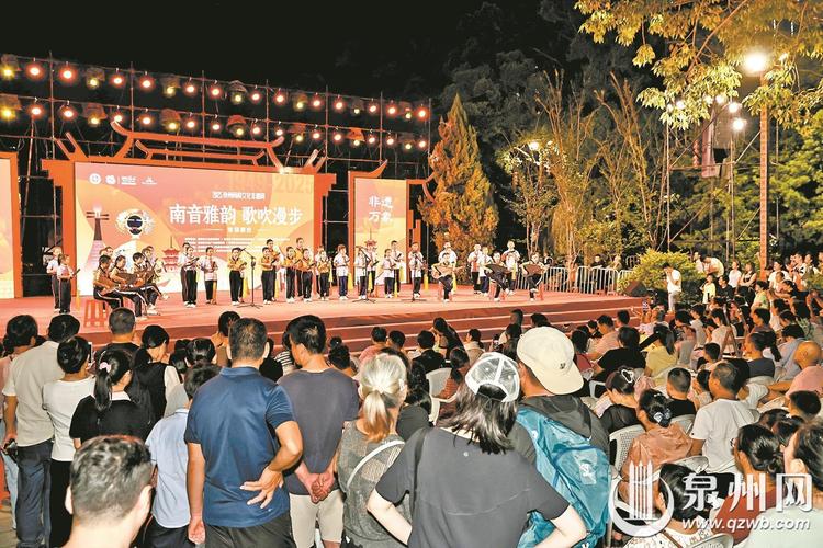 湖北南漳东巩镇渔鼓戏露天月夜演出现场
