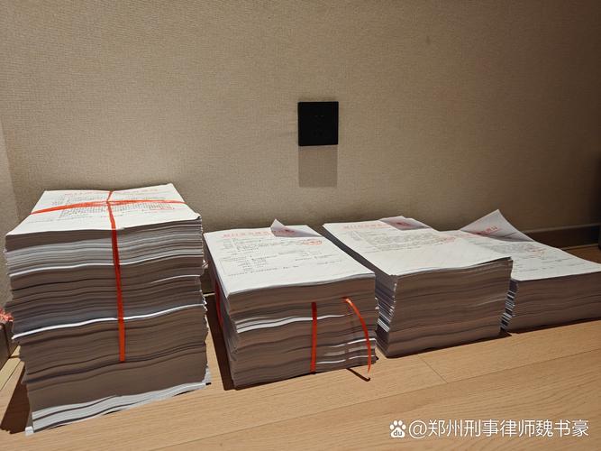 律师深夜翻阅案卷堆积如山的律所办公桌