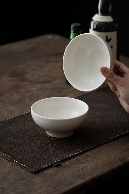 餐桌边放手机的米白色粗陶碗