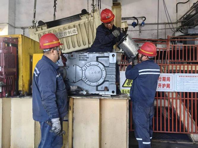 工厂车间工人更换减速机润滑油作业现场