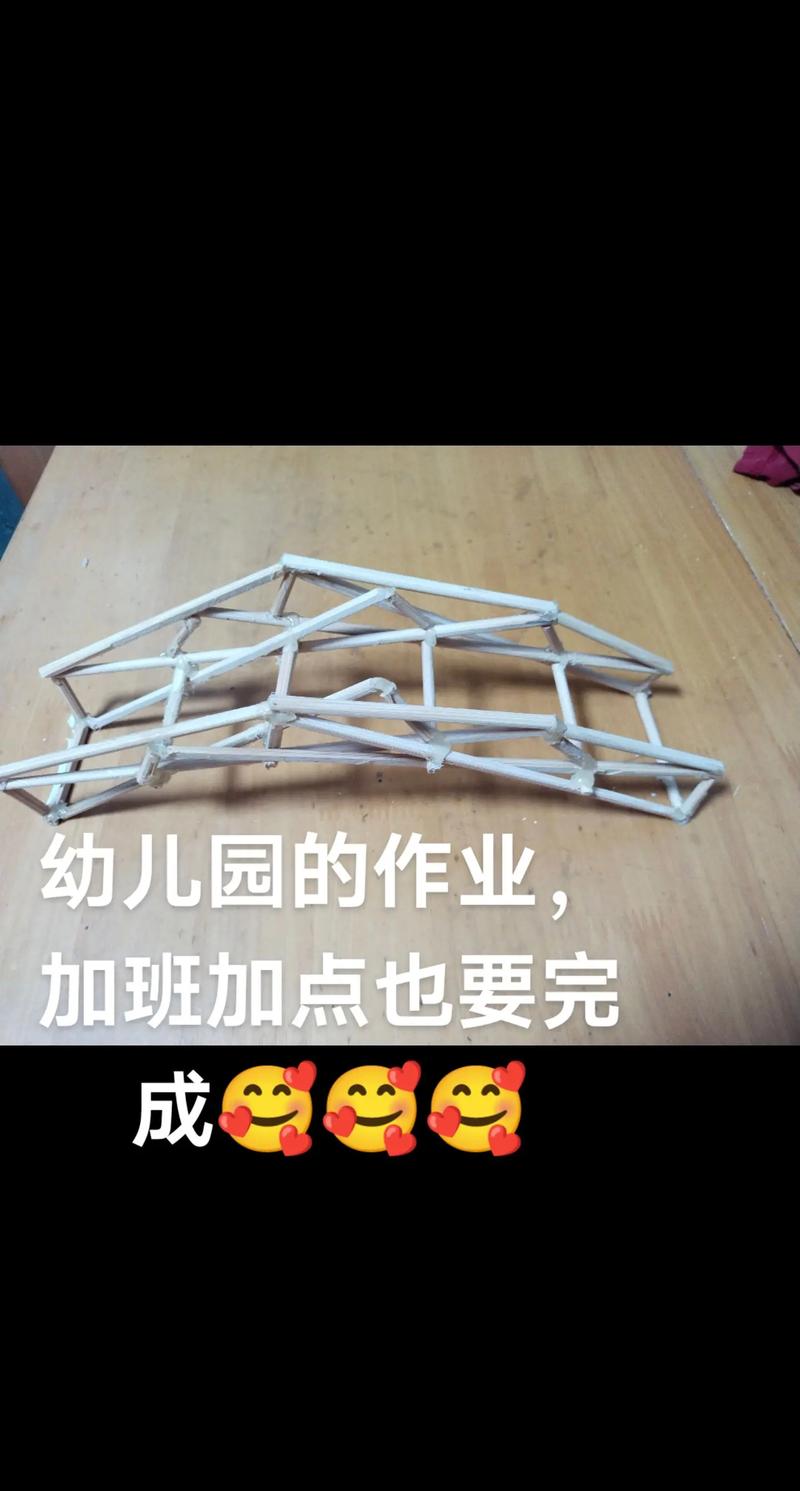 小学生在制作环保材料桥梁模型 综合实践活动