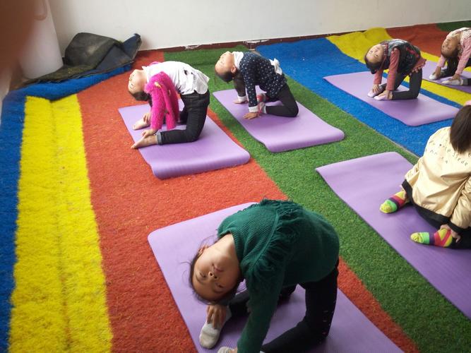 幼儿园小班儿童瑜伽集体游戏场景