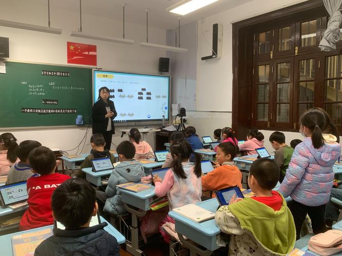 课堂上学生用电子白板互动答题