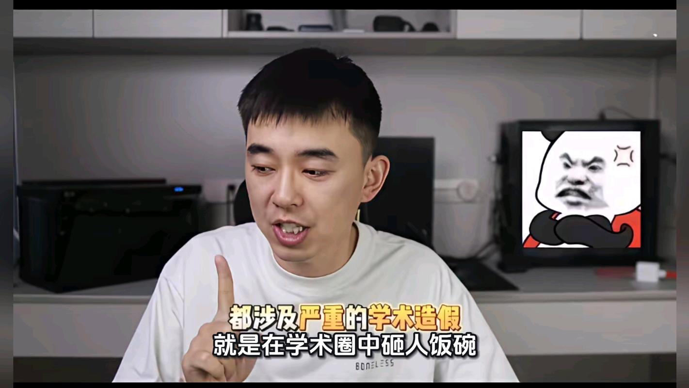 课堂上学生惊讶发现某科普博主长期造假的表情特写