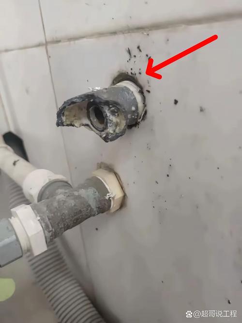劣质防水接头进水后生锈开裂样品图