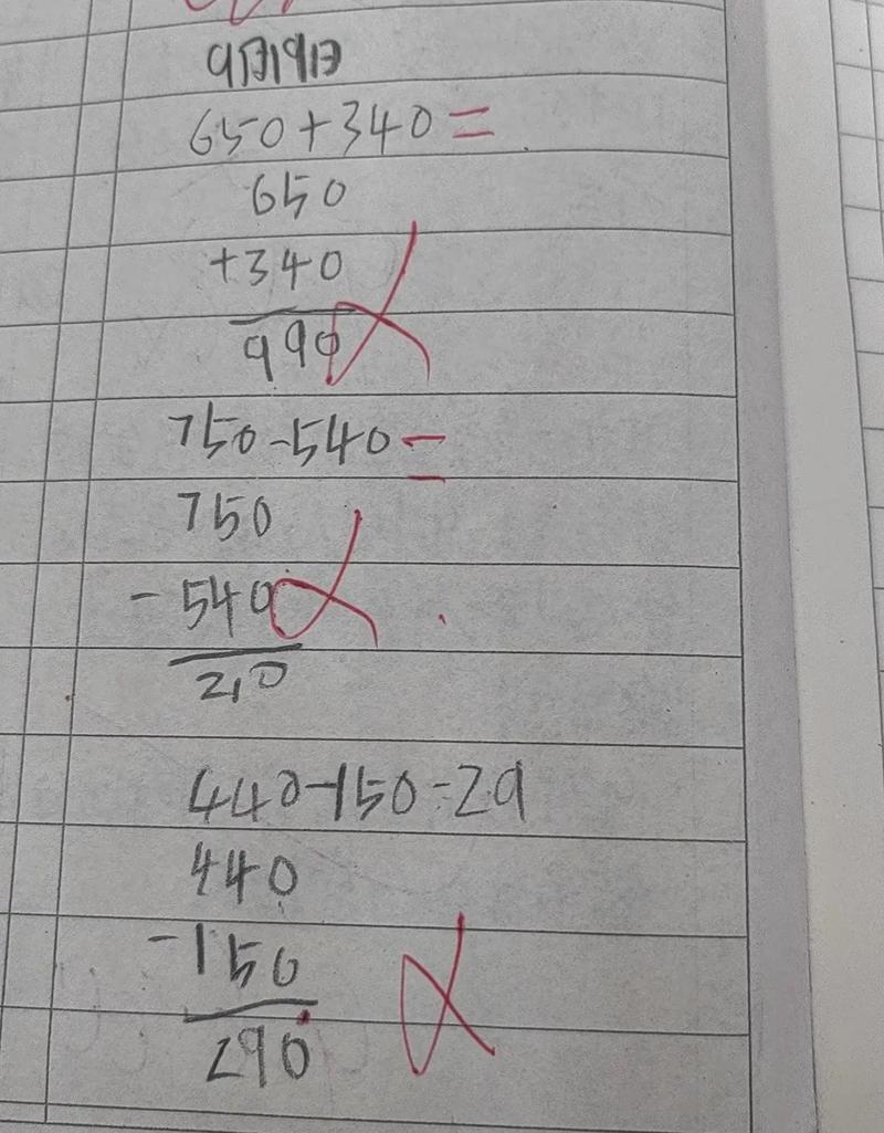 孩子做作业错题本红叉叉特写图