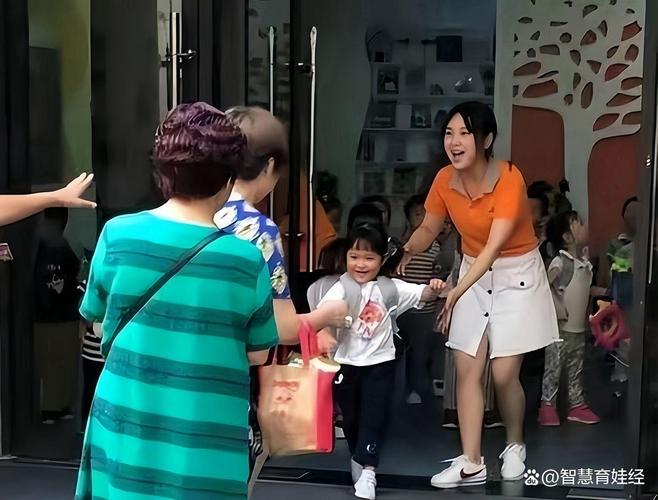工业园区年轻爸妈育儿互助接娃合影