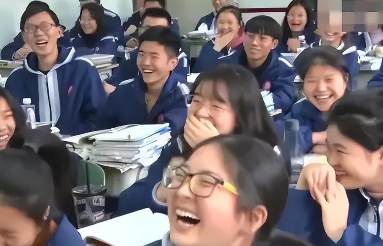 中学课堂学生突发提问哄笑场景