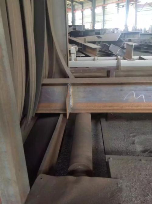 通过式抛丸清理机加工后的光伏H型钢