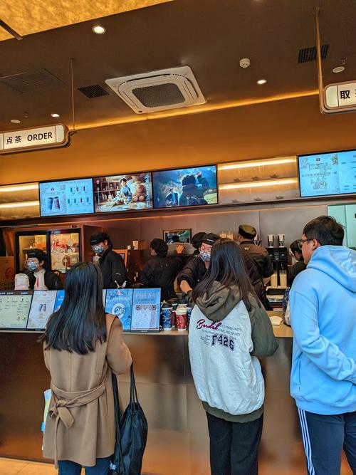奶茶店相邻开连锁品牌客流分流场景