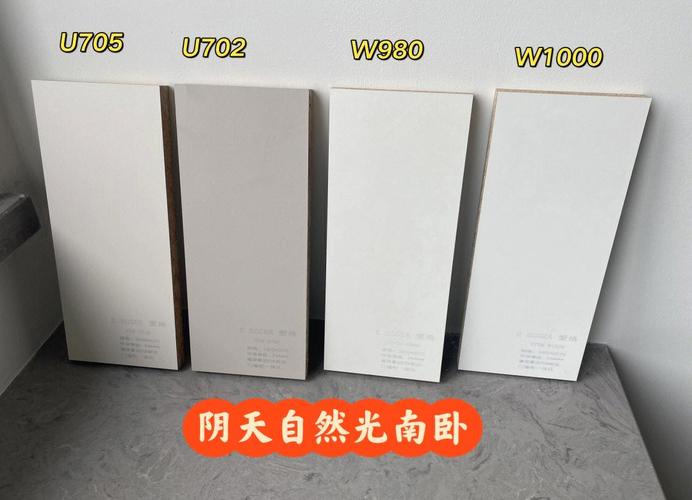 装修师傅对比柜门色卡与墙漆色样