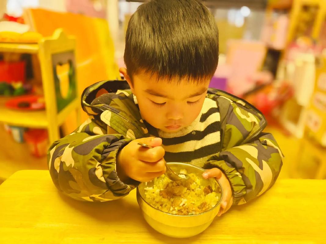 幼儿园小班小朋友自己吃饭实景图