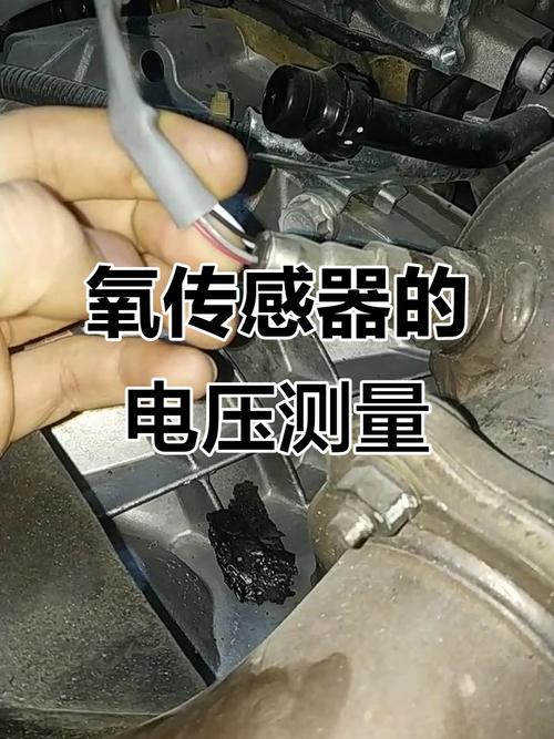 维修店师傅测量氧传感器插头端子间隙