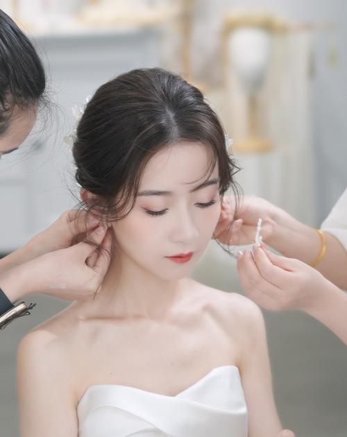 新娘试妆过程化妆师用刷子调整妆容