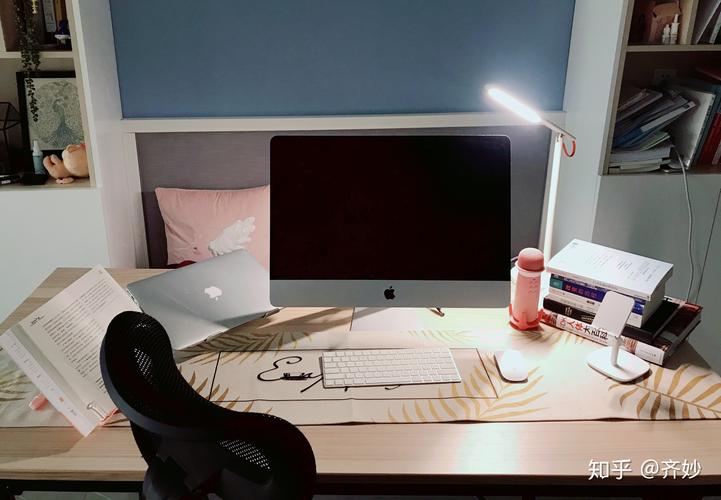 远程办公在家工作桌面布置实拍图