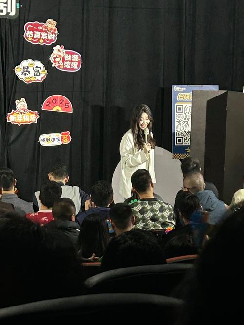 脱口秀新人开放麦现场紧张表演