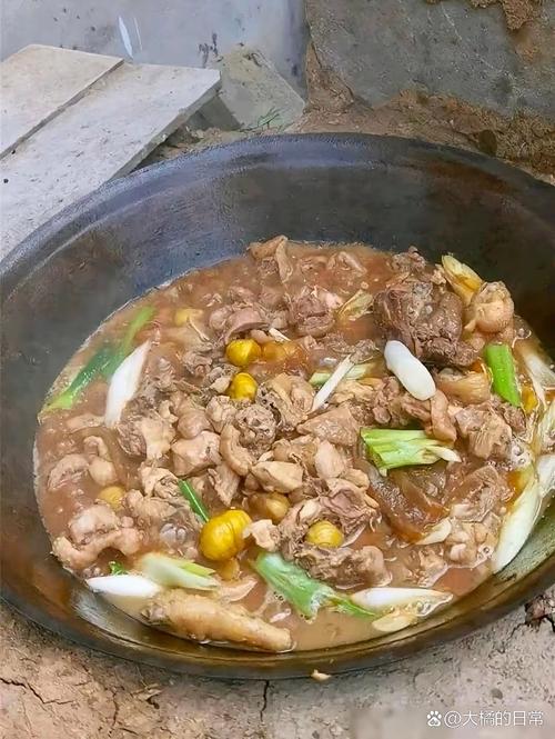 南漳冯家湾村农家柴火灶炖土鸡成品