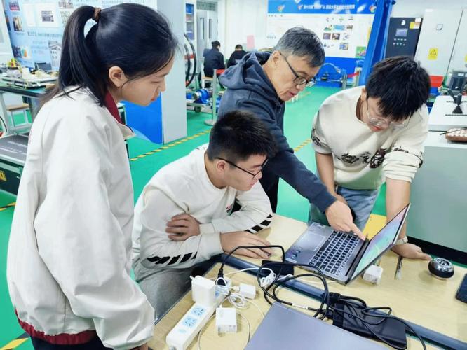 大学生实验室团队开发专利技术讨论