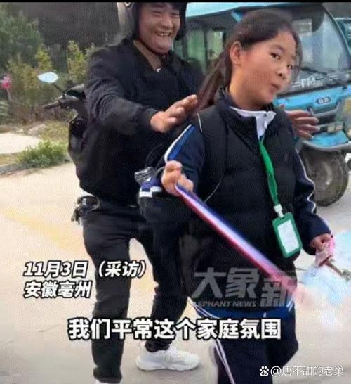 工业园区门口接孩子放学的厂爸