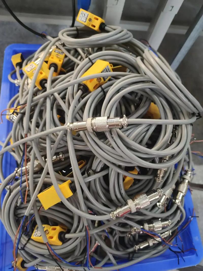 自动化生产线接线区工业航空插头实拍