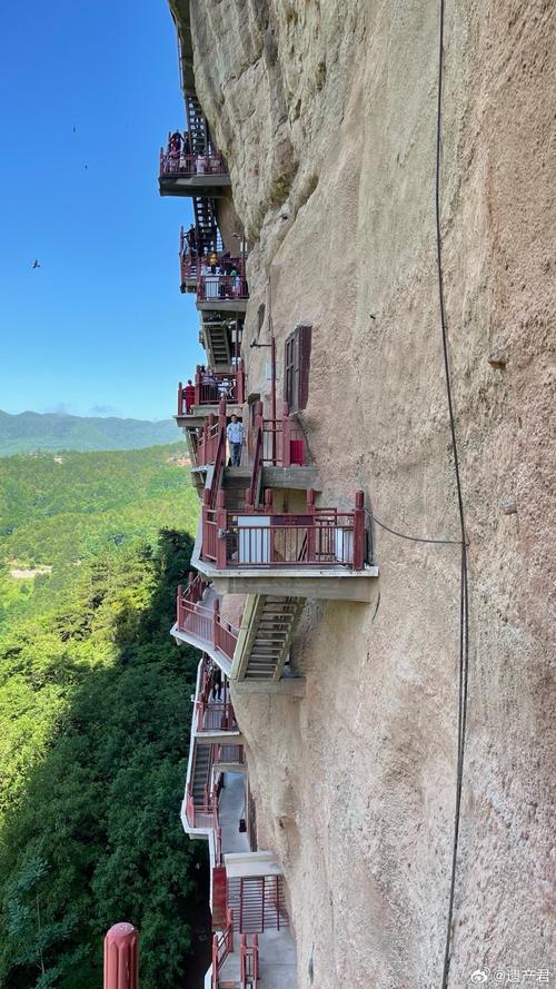 麦积山石窟悬空栈道俯瞰山林晨雾