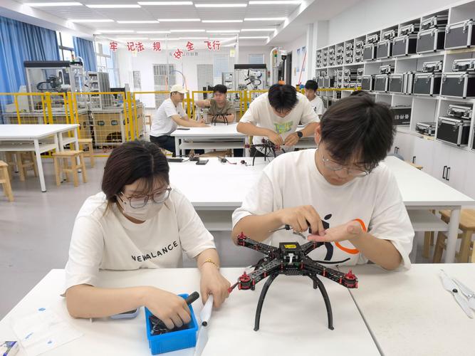 大学生工程实践项目小组组装设备