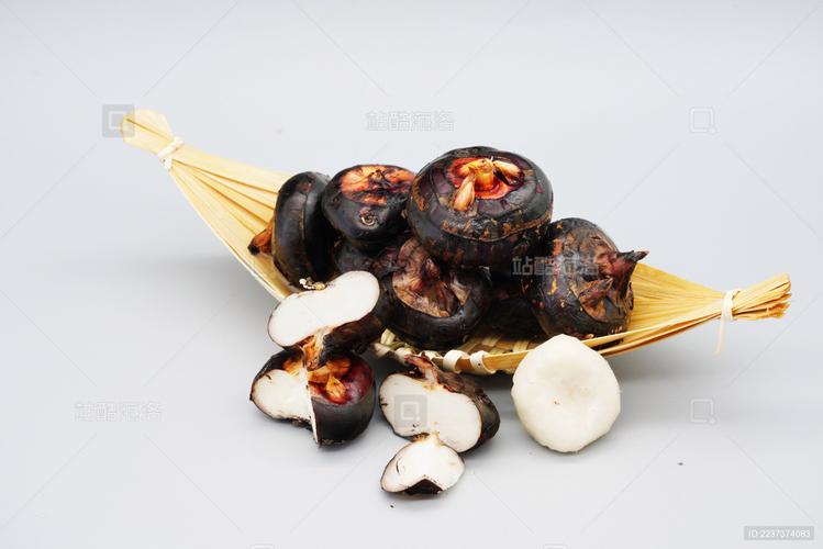 南漳水镜湖岸边阿婆挎竹篮卖新鲜带泥的荸荠