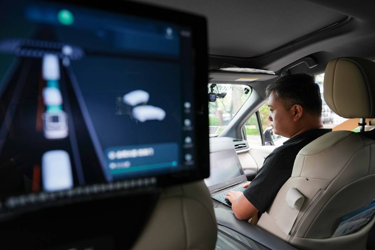 开放道路自动驾驶测试车内安全员操作台