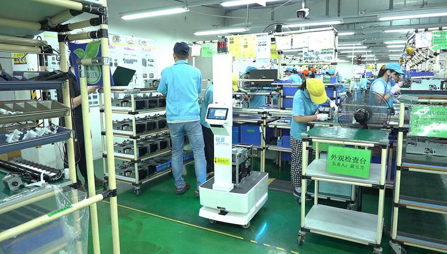 工厂车间AMR自主绕障实拍图