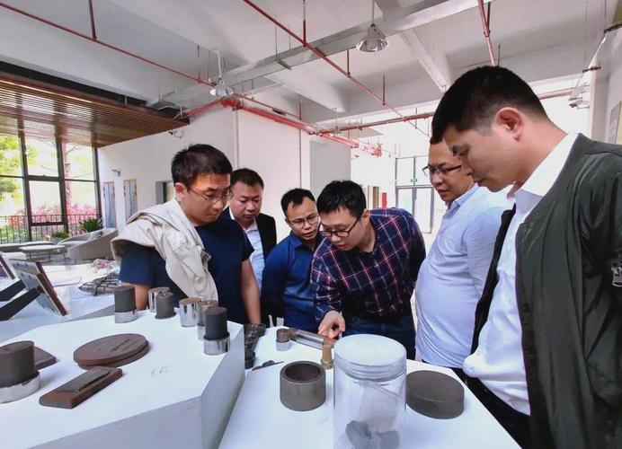 湖南株洲硬质合金企业联合实验室工人与研究人员协同场景