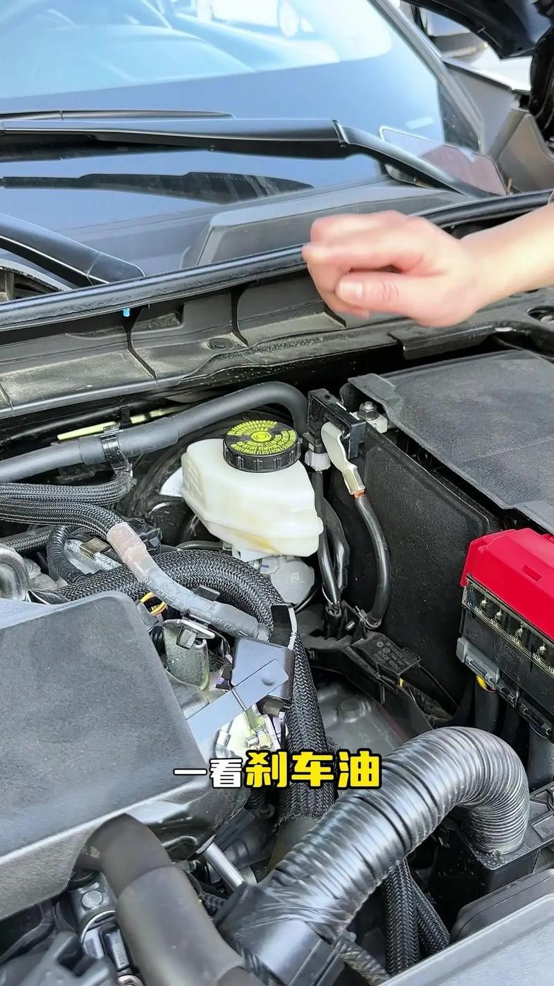 车主原地检查汽车刹车油管温度实拍