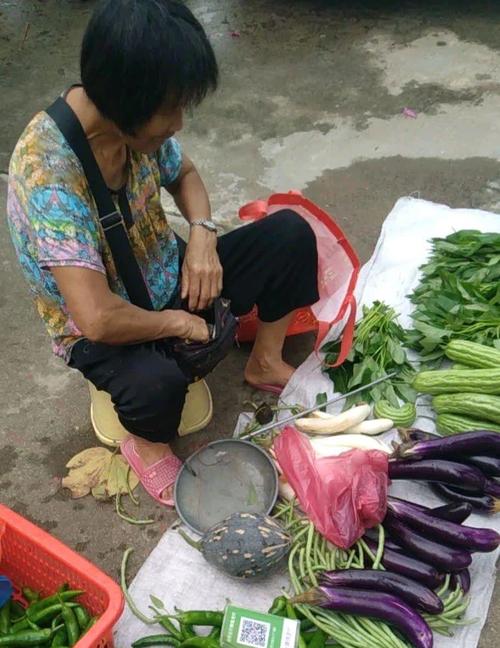 💡 吃饭点菜，别信路边拉客的阿姨