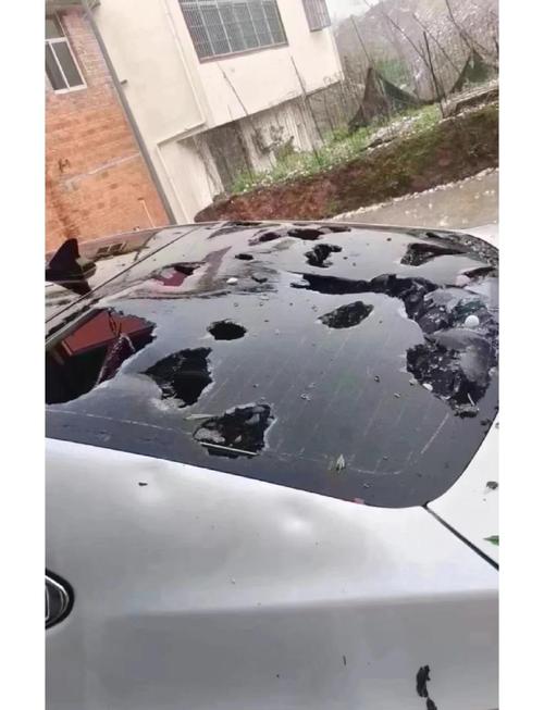 冰凌砸坏汽车挡风玻璃事故现场
