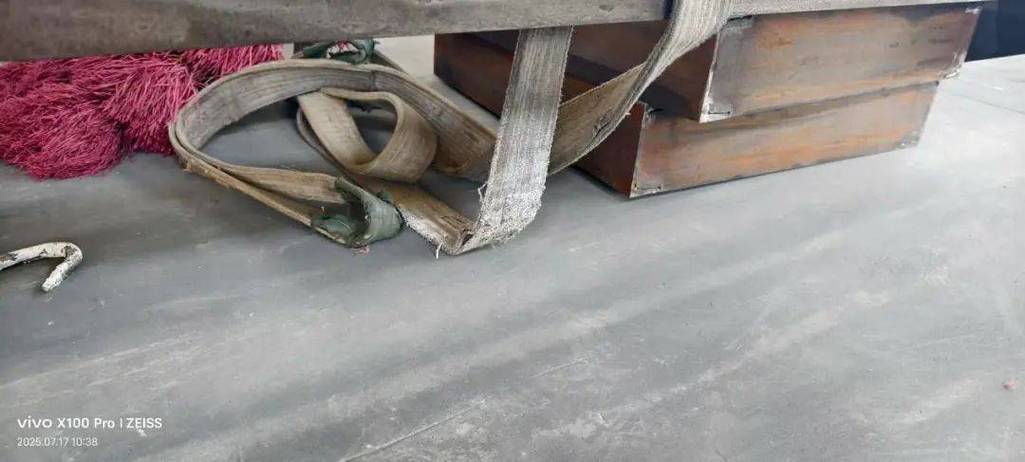 磨损开裂不合格工业安全带实物图