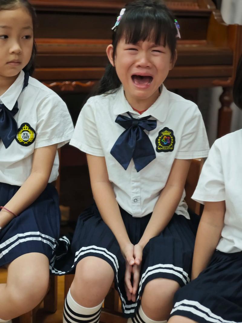 问:送幼儿园时分离哭闹特别严重,老师让快点走,对吗?