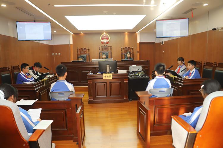 律师团队集体研判不动产案件模拟法庭现场图